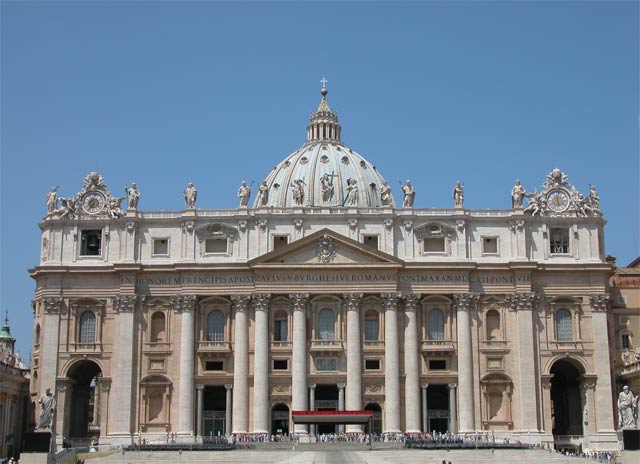 Una veduta frontale della basilica di San Pietro in Vaticano, simbolo "terreno" della Chiesa Cristiana Cattolica