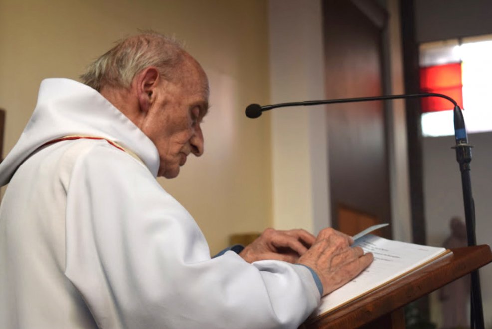 Stava celebrando la messa nella chiesa di Saint-Étienne-du-Rouvray quando è stato sgozzato da due uomini armati che hanno fatto irruzione prendendo alcuni fedeli in ostaggio. Padre Jacques Hamel, 86 anni, era nato a Darnètal, Seine-Maritime, ed era prete ausiliario della parrocchia da dieci anni. Ordinato nel 1958, nel 2008 aveva celebrato il suo giubileo d'oro, 50 anni di servizio. ''Era coraggioso per la sua età - ha spiegato a Liberation l'abate congolose Auguste Moanda-Phuati, della stessa parrocchia - i sacerdoti possono andare in pensione a 75 anni ma lui si sentiva ancora forte. Era un uomo di pace''. Il sei giugno scorso il sacerdote aveva pubblicato un editoriale all'interno del foglio parrochiale attraverso il quale invitava i fedeli, nel corso delle vacanze ormai prossime, a portare un po' di umanità e misericordia in un mondo colpito ormai da troppi orrori.