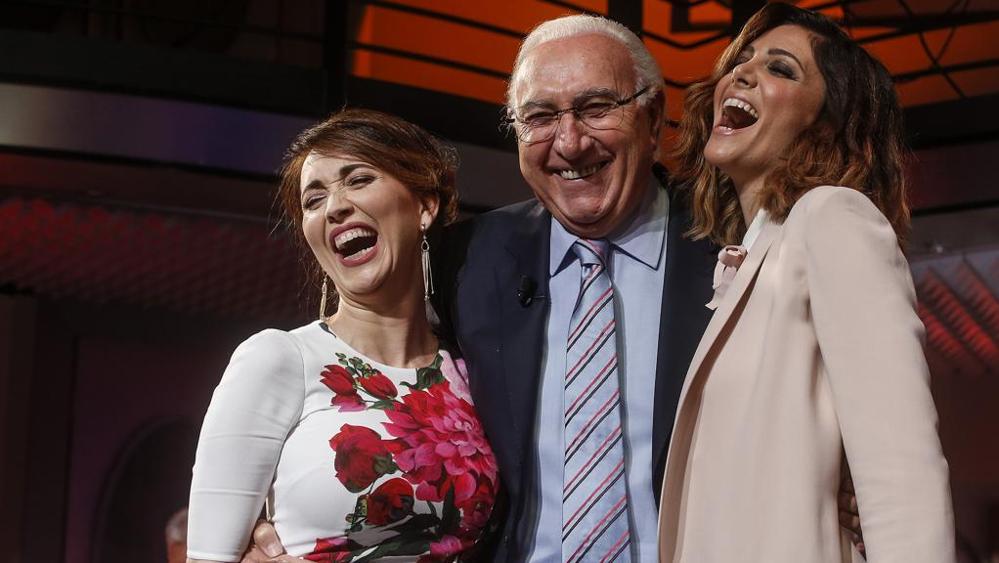  Pippo Baudo stringe le sue partner, l’attrice Chiara Francini e la show girl Manuela Zero.