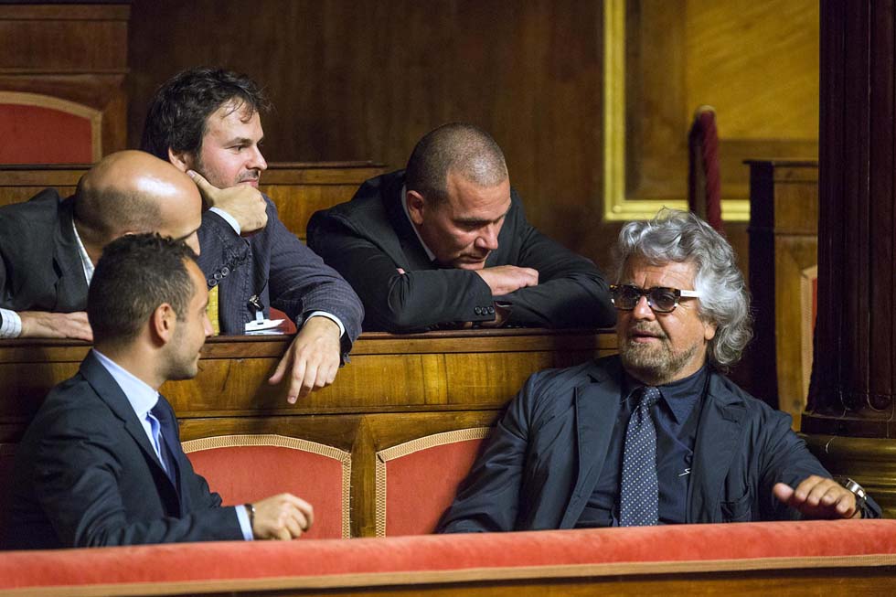 Beppe Grillo in tribuna al Senato durante il dibattito sulle riforme costituzionali