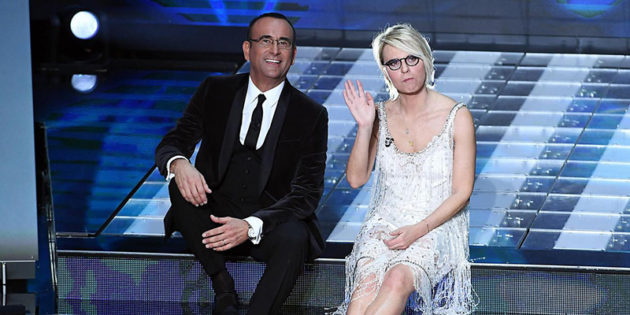 Conti e De Filippi durante la prima serata di Sanremo 2017