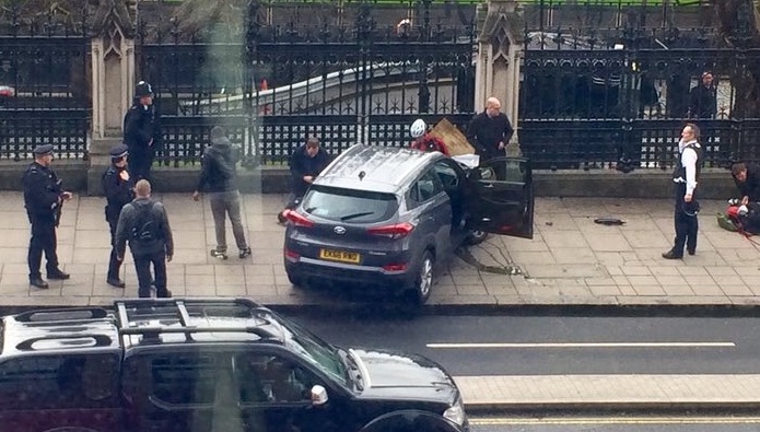 attentato-a-londra-suv-travolge-turisti-morto-attentatore-video