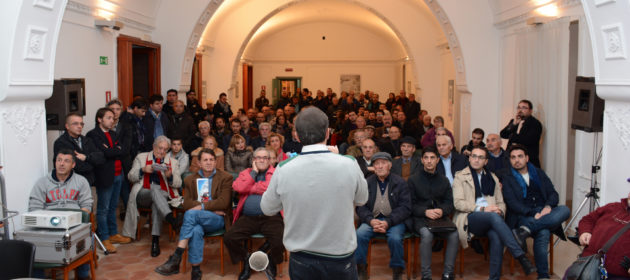 Nino Naso di fronte la platea della sala conferenze della Biblioteca Comunale di Paternò in occasione della contestazione sull'aumento dell'addizionale Irpef allo 0,8%.
