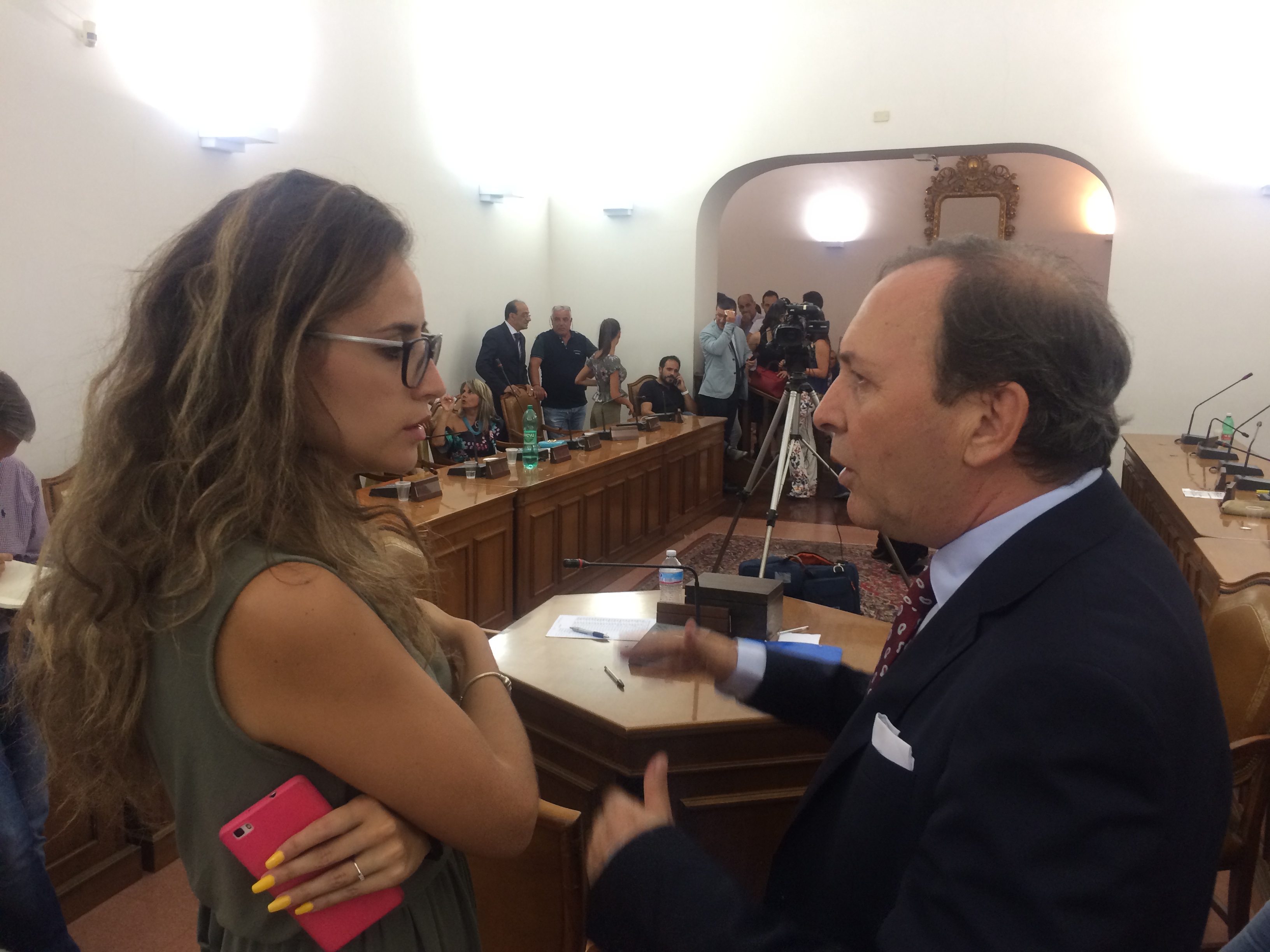 Il sindaco Nino Naso si congratula con Martina Ardizzone, consigliere comunale del M5S eletta vicepresidente del Consiglio Comunale.