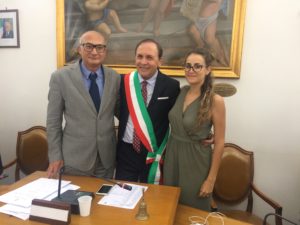 Un momento del Consiglio Comunale di ieri 31 luglio 2017. Da sinistra: il nuovo presidente del Consiglio Comunale, Filippo Sambataro, il sindaco Nino Naso e il vicepresidente del Consiglio Comunale, Martina Ardizzone.