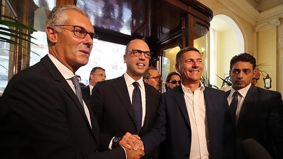 L'istantanea che sancisce il passaggio ufficiale di Angelino Alfano nel Centrosinistra.