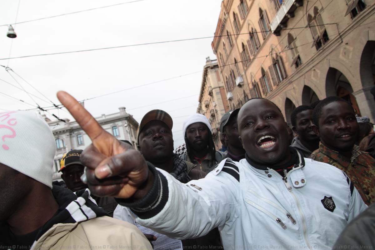 immigrati-clandestini-protesta-strada-corteo-cagliri-fabio-marras