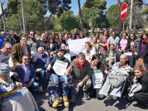 Pif insieme ai disabili che hanno partecipato alla Marcia della dignità a Palermo