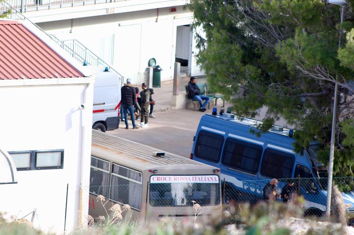 [INFOMIGRANTS] The last tunisinis remained to the inside of the hotspot of lampedusa, attend that climatic conditions improve, for power also them transferred beings, or better saying repatriates. In attended, they wander around for lampedusa and they play to kick inside the center