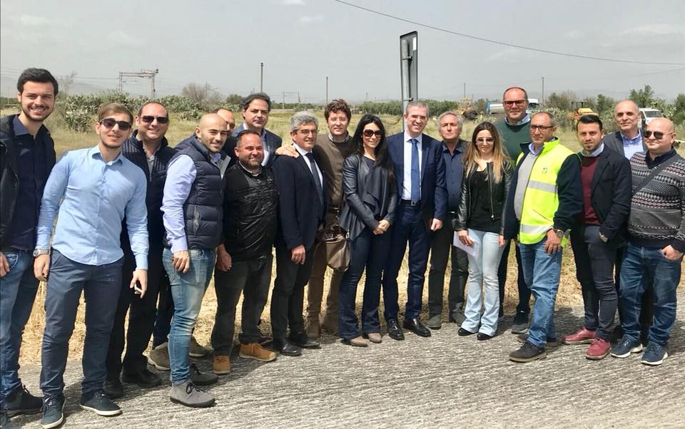 Un momento dell'incontro paternese dell'assessore regionale siciliano Marco Falcone. La foto è stata pubblicata, insieme ad altre, nel profilo ufficiale dell'assessore regionale Falcone.