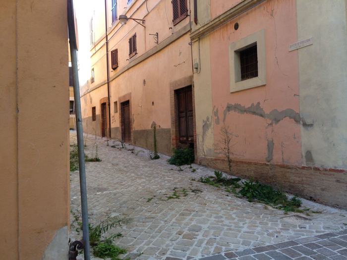 ANCONA, 25 OTT - Nella zona rossa di Camerino un anno dopo il sisima di fine ottobre.