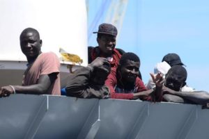 IMMIGRAZIONE: SICILIA;SBARCHI SENZA FINE,2 MILA IN POCHE ORE