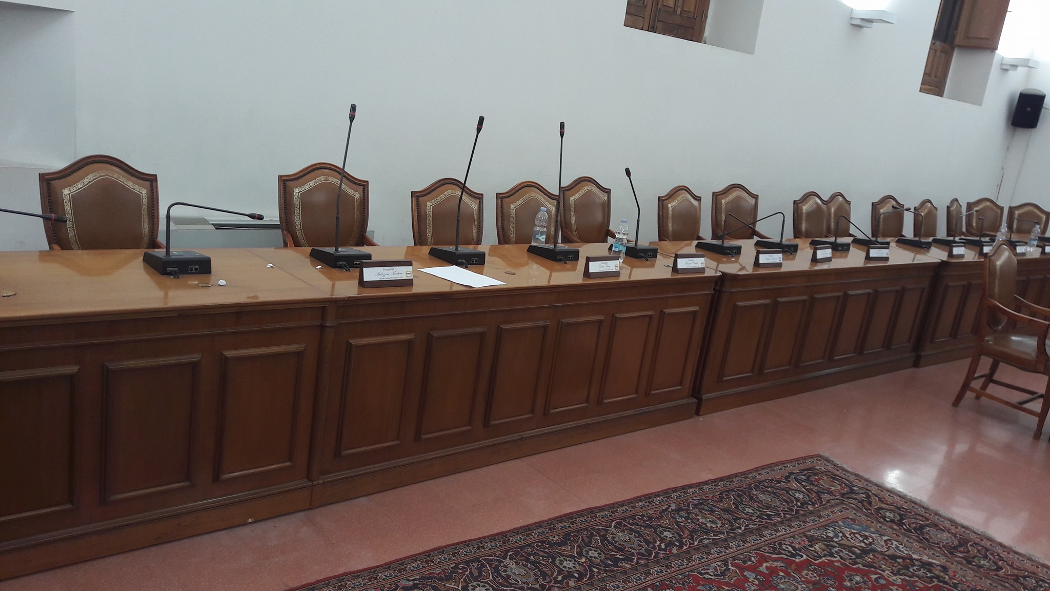 Aula Consiliare a Paternò, i banchi dell'opposizione.