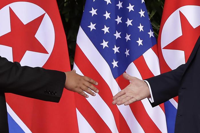 La storica stretta di mano tra Kim Jong-un e Donald Trump.