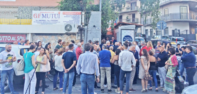 Un'immagine pochi minuti prima del taglio del nastro inaugurale del nuovo circolo di Fratelli d'Italia a Paternò.