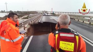 Maltempo: crolla ponte sulla 195, statale tagliata in due