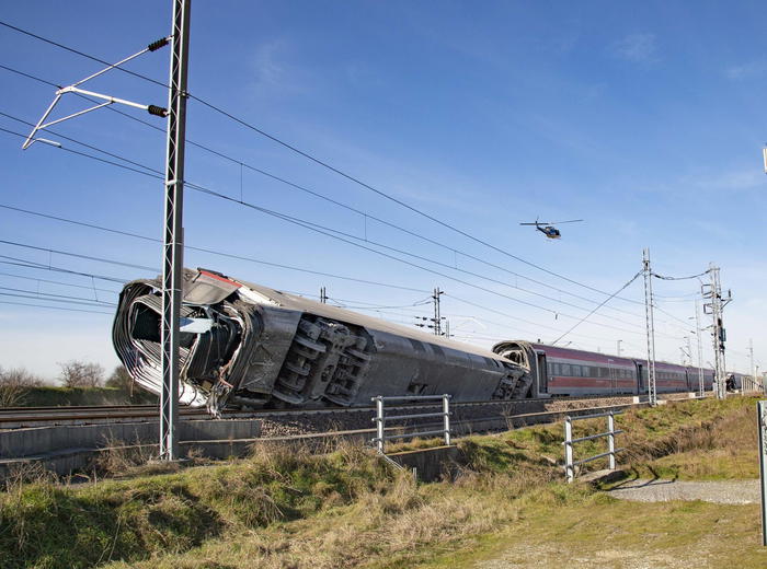 Il treno deragliato.