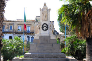 Il monumento ai caduti di Piazza Santa Barbara a Paternò.