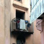 Si arrampica sul balcone e salva 4 bambini da incendio